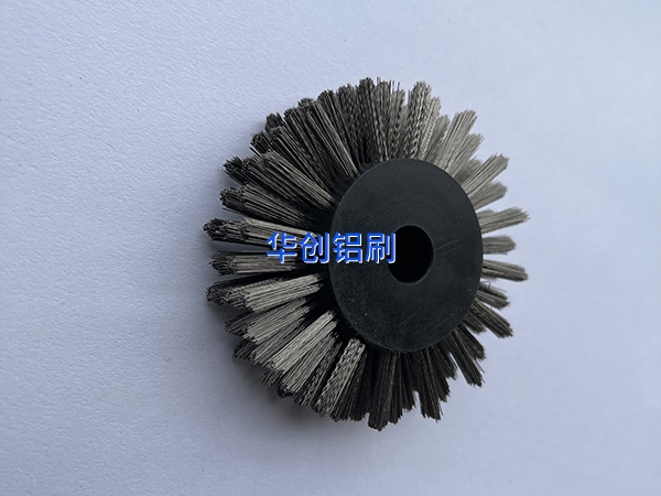 鋼絲刷輥是怎樣去除油漬和污垢的呢？